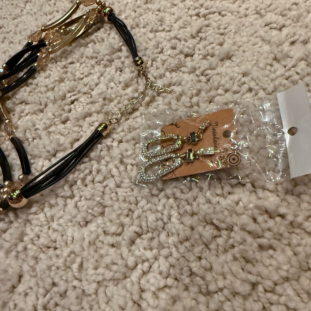 Elegant Gold and Black Necklace - Picture 5 of 6